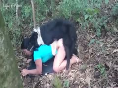 Esposa dando pro cachorro no mato e marido filmando